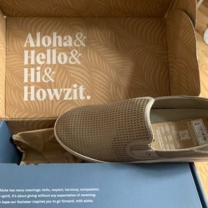 New OluKai men’s size 11. Lae’Ahi medium width.